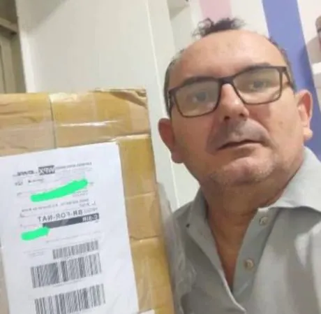 Aluno com a caixa da primeira importação
