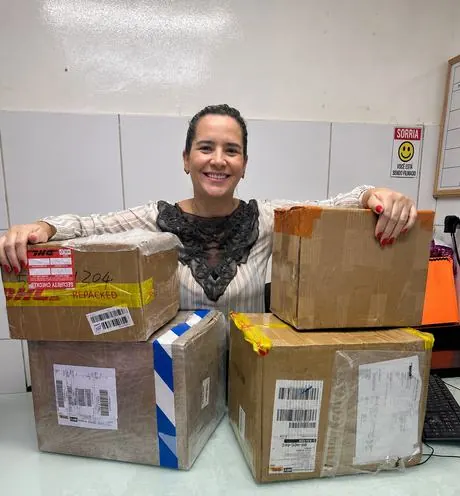 Aluna com quatro caixas recebidas de fornecedores diferentes